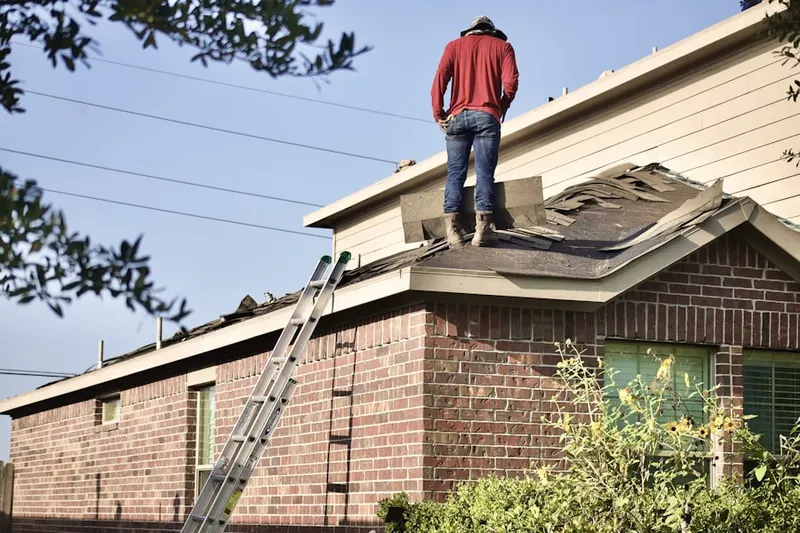 Professional roofer working on a residential roof in Maderite Heights